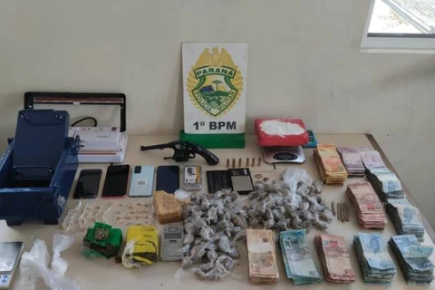 Trio é preso supeito de tráfico de drogas e roubo de veiculo em bairro de Ponta Grossa