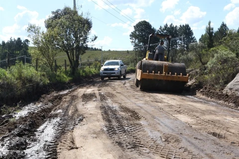 Após período chuvoso, prefeitura retoma obras nas estradas rurais