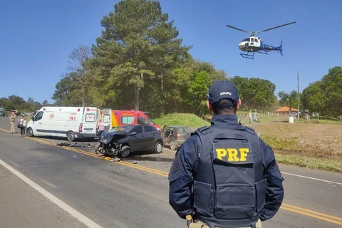 Colisão entre dois automóveis deixa duas pessoas gravemente feridas na BR-277, em Teixeira Soares