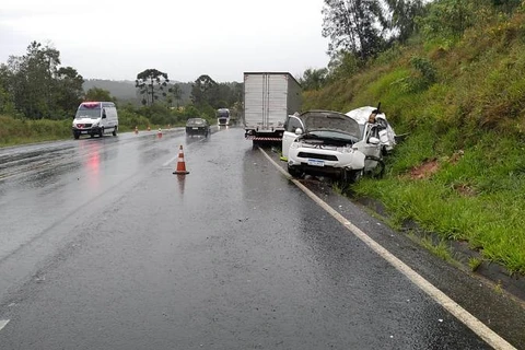 Criança morre após carro bater contra caminhão, em Palmeira