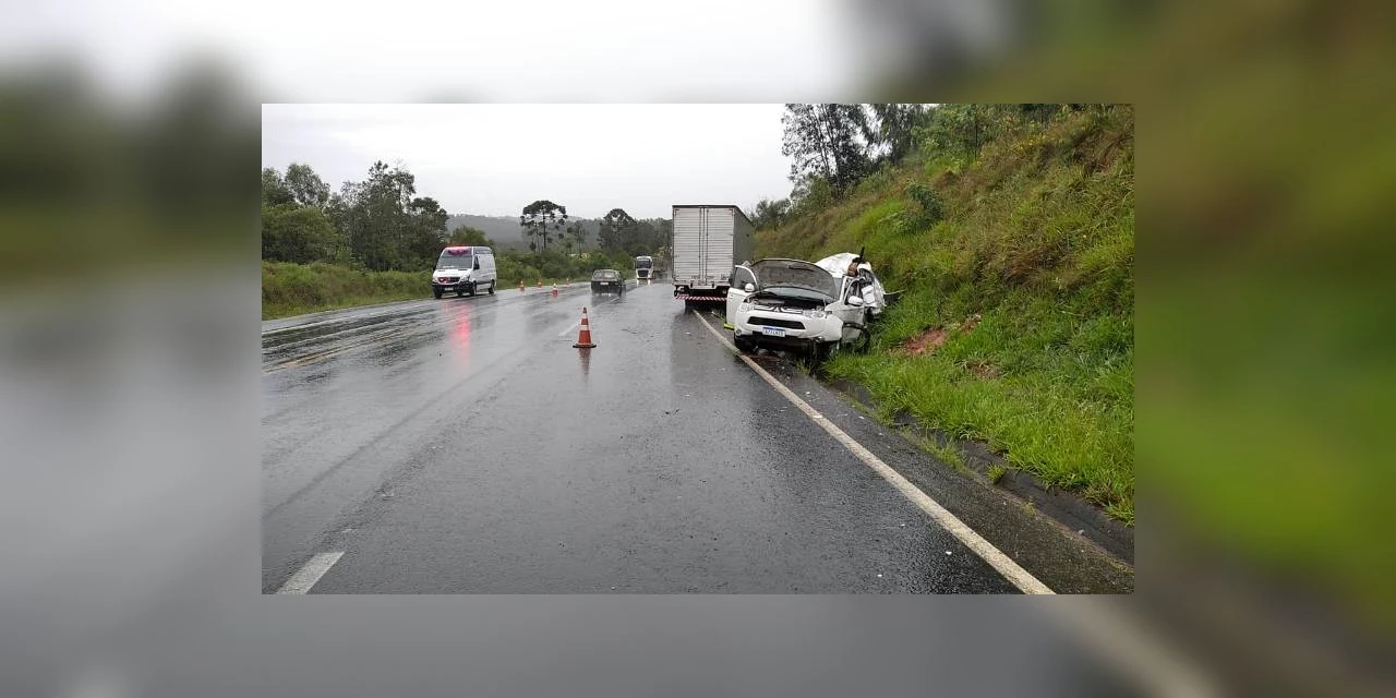 Criança morre após carro bater contra caminhão, em Palmeira