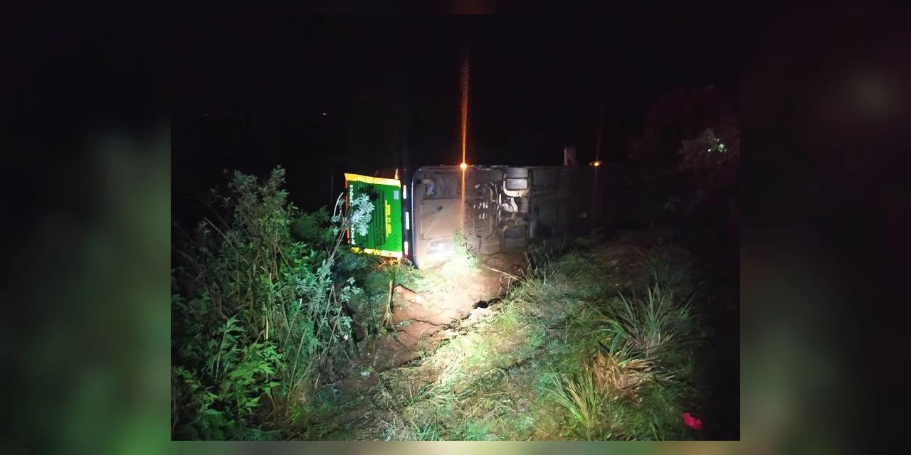 Ônibus com 39 passageiros sofre acidente em Guarapuava; uma mulher morreu na colisão