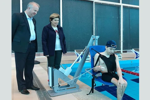 Prefeitura equipa piscina da Arena com elevador para pessoas com deficiência