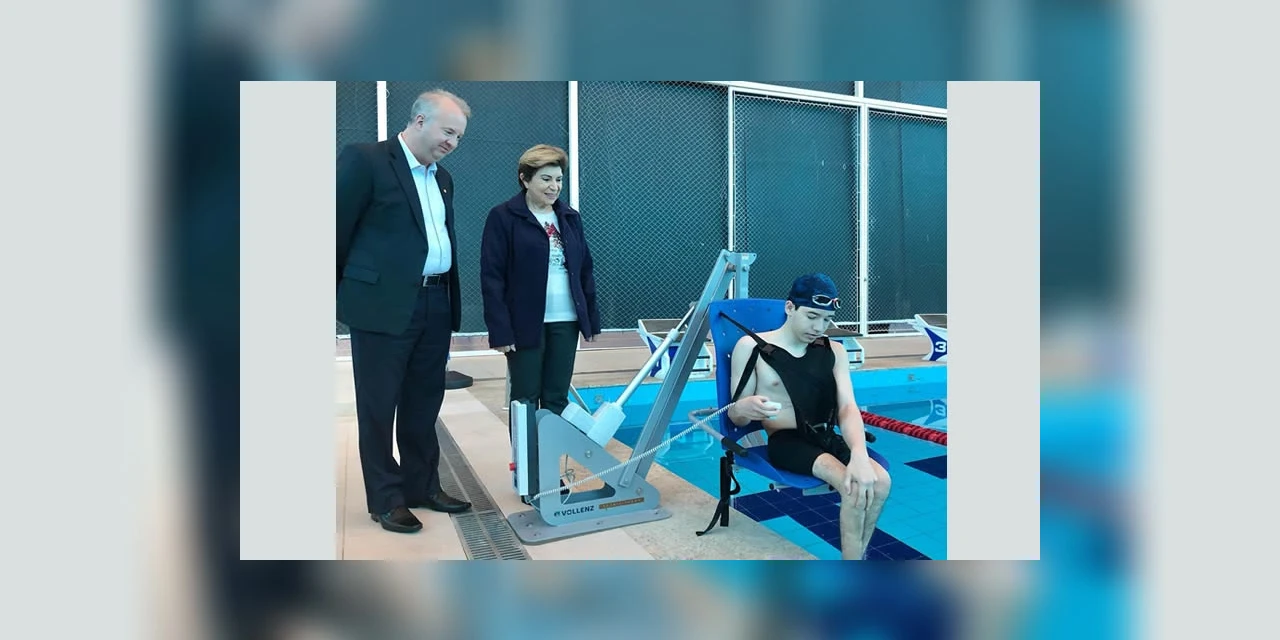 Prefeitura equipa piscina da Arena com elevador para pessoas com deficiência