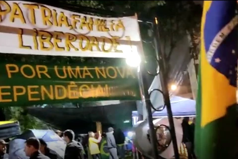 Manifestantes pedem intervenção militar em frente ao Quartel General de PG