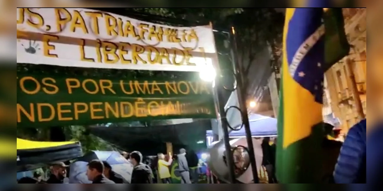 Manifestantes pedem intervenção militar em frente ao Quartel General de PG