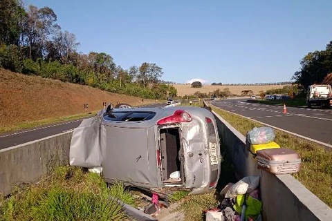 Capotamento deixa quatro feridos na BR-376, em Tibagi; uma em estado grave