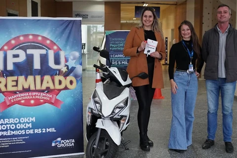 Moradora da Nova Rússia ganha motocicleta em sorteio do IPTU premiado