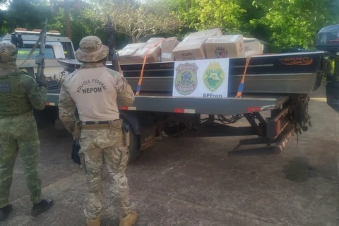 Polícia Federal e BPFRON apreendem barco carregado com cigarros contrabandeados no Paraná