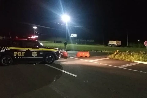 Manifestantes fecham trecho da BR-376, em Prudentópolis