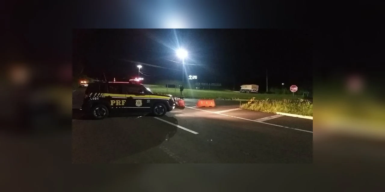 Manifestantes fecham trecho da BR-376, em Prudentópolis