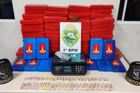 Polícia apreende grande quantidade de drogas no Contorno; três pessoas foram presas