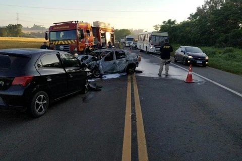 Carros pegam fogo após colisão em Ponta Grossa; uma pessoa morreu