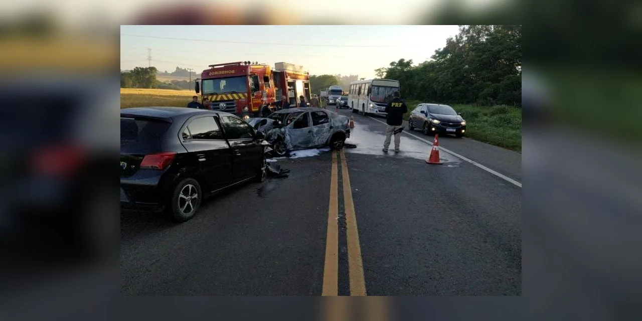 Carros pegam fogo após colisão em Ponta Grossa; uma pessoa morreu