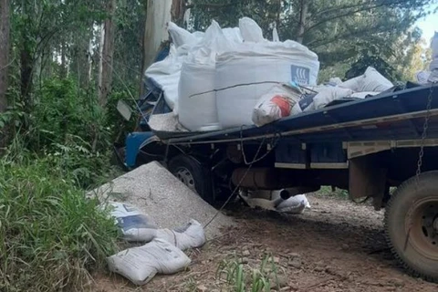 Motorista de caminhão morre após bater de frente em árvore em Ivaí