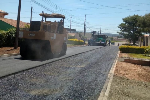 Prefeitura entrega asfalto em rua do Parque dos Pinheiros