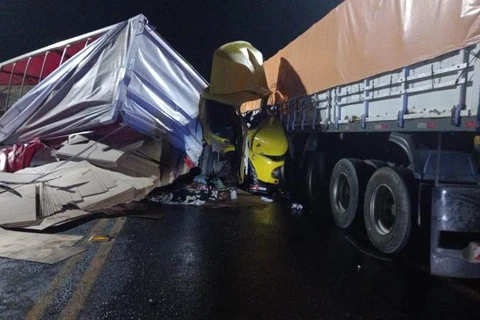 Duas pessoas ficam feridas após acidente entre caminhões em Imbituva