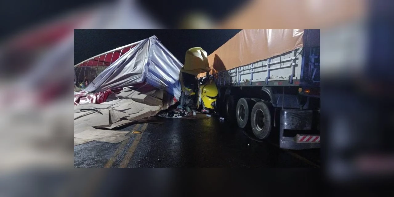 Duas pessoas ficam feridas após acidente entre caminhões em Imbituva