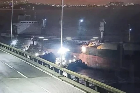 Navio se choca contra a Ponte Rio-Niterói e interrompe o trânsito nos dois sentidos