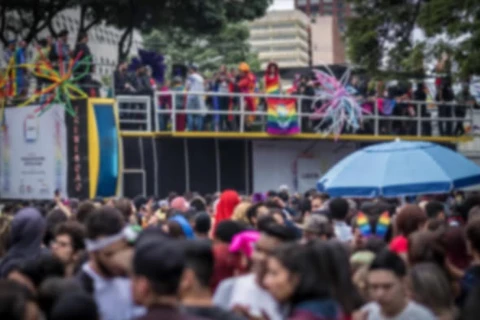 Mulher morre ao cair de trio elétrico durante Parada da Diversidade em Curitiba