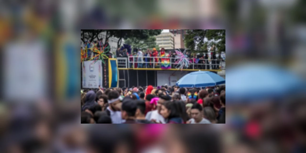 Mulher morre ao cair de trio elétrico durante Parada da Diversidade em Curitiba