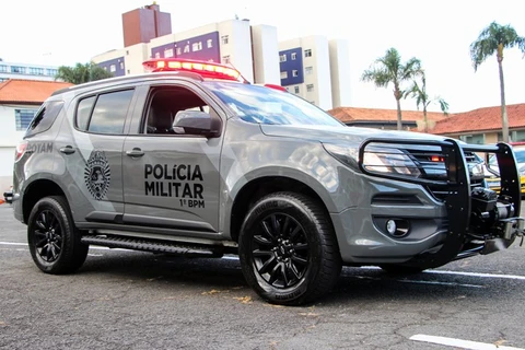 Homem descumpre medida protetiva e é preso com arma de fogo em Ponta Grossa