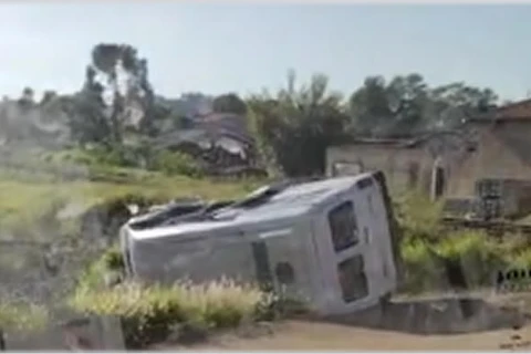 Van é atingida por trem em cruzamento na Avenida Monteiro Lobato, em PG