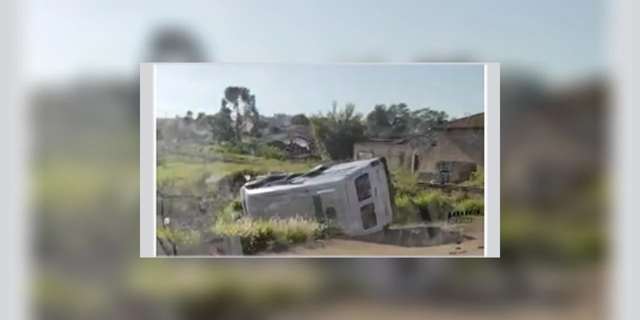 Van é atingida por trem em cruzamento na Avenida Monteiro Lobato, em PG