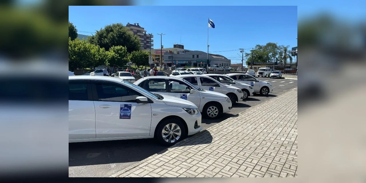 Prefeitura renova identificação de táxis e inclui ferramenta para consulta de informações