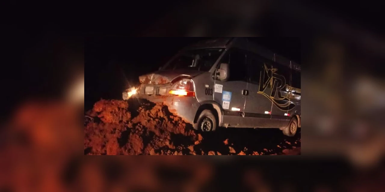 Van com estudantes e professores bate em barreira de manifestações e três adolescentes ficam feridos; diz PRF