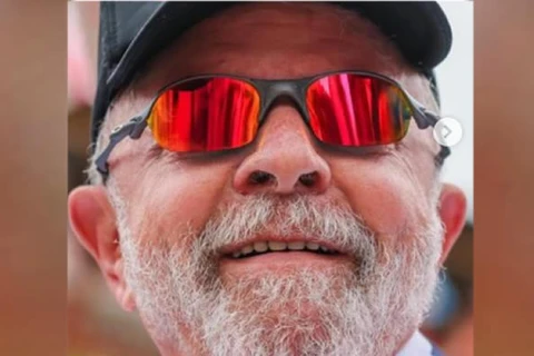 Lula retira lesão na laringe e deixa hospital