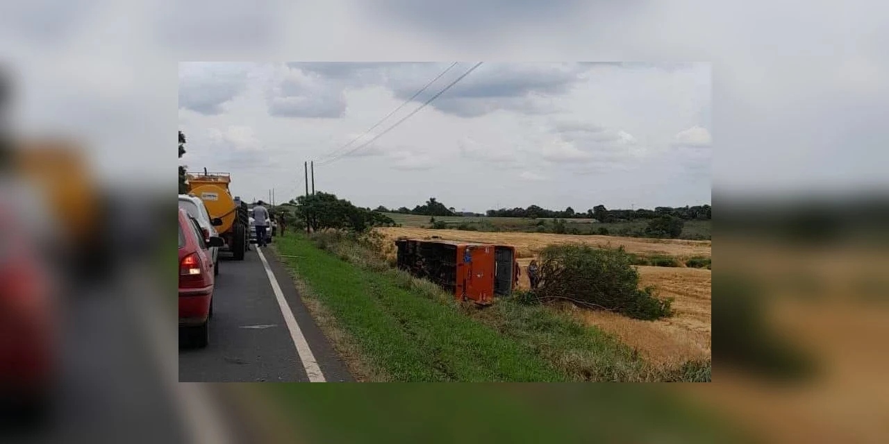 Ônibus da VCG tomba e deixa pelo menos 10 feridos em Guaragi