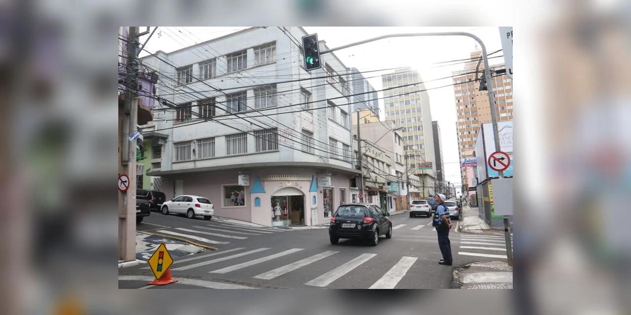 Prefeitura finaliza instalação de novos semáforos na Doutor Colares