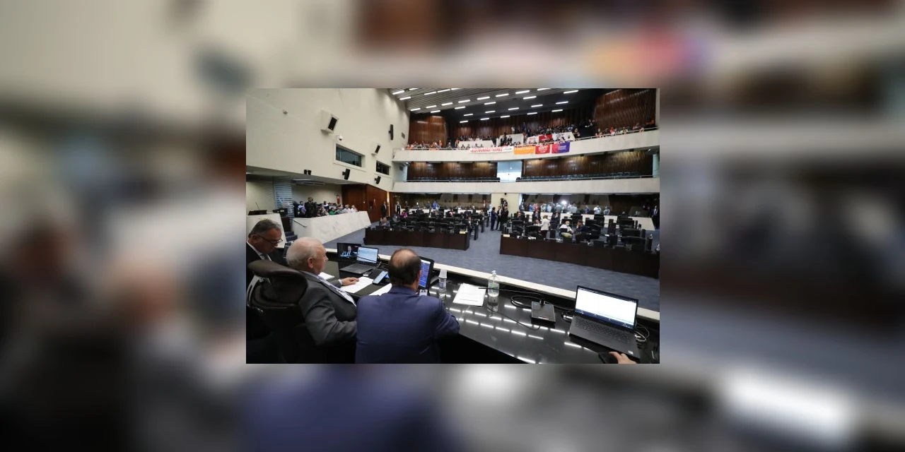 Projetos sobre venda de ações da Copel e reforma administrativa do executivo continuam em debate na assembleia nesta quarta