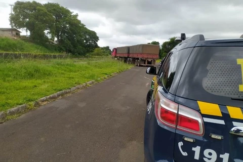 Caminhoneiro feito refém em PG é resgatado após carreta atolar e bandidos não conseguirem levar a carga