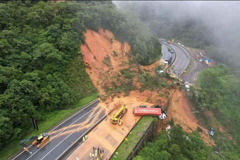 Seis pessoas foram resgatadas com vida e duas, infelizmente, em óbito; diz Bombeiros sobre deslizamento de terra na BR-376