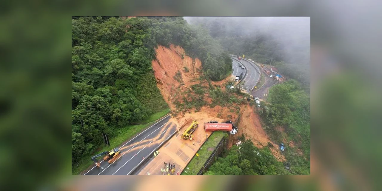 Seis pessoas foram resgatadas com vida e duas, infelizmente, em óbito; diz Bombeiros sobre deslizamento de terra na BR-376