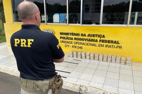 Homem é preso em flagrante com droga camuflada no assoalho do veículo.