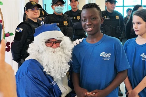 ‘Guarda Noel’ leva a alegria do Natal para alunos da Escola Municipal Djalma de Almeida Cesar