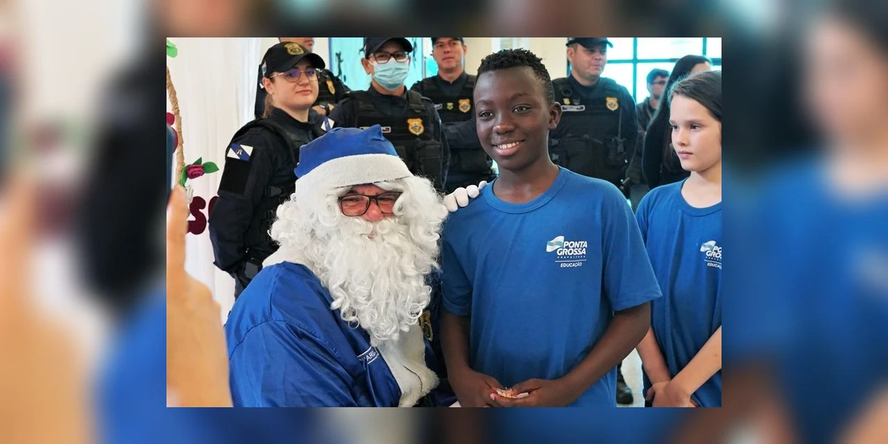 ‘Guarda Noel’ leva a alegria do Natal para alunos da Escola Municipal Djalma de Almeida Cesar