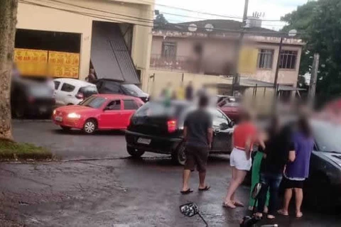 Atirador em motocicleta executa homem dentro de carro, em PG