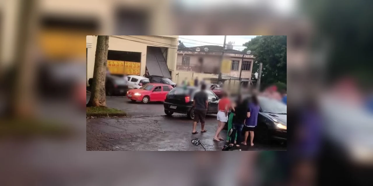 Atirador em motocicleta executa homem dentro de carro, em PG