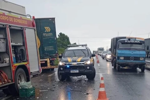 Caminhão cruza canteiro e atinge automóvel próximo ao DER, em PG