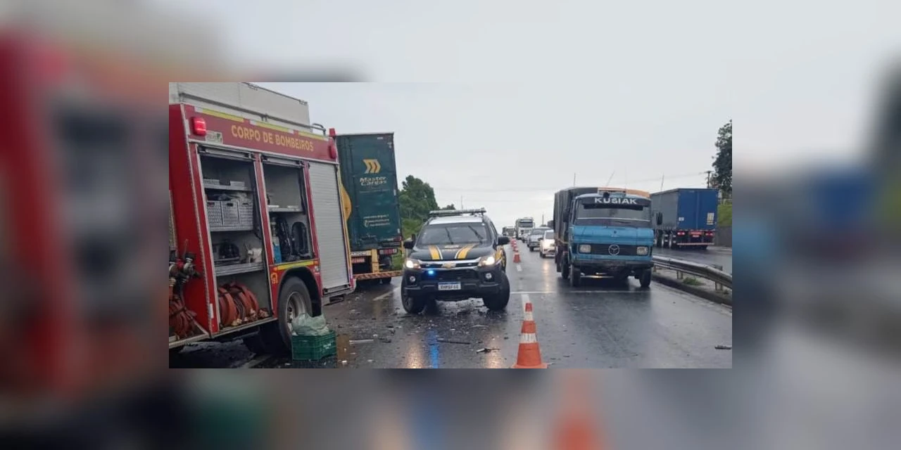 Caminhão cruza canteiro e atinge automóvel próximo ao DER, em PG