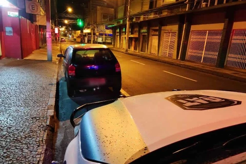 Carro roubado é encontrado abandonado no centro de PG
