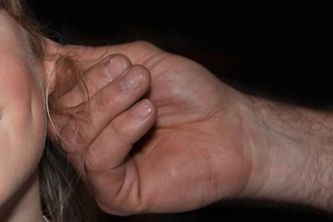 Professor é encaminhado a delegacia acusado de puxar o cabelo de uma aluna e orelha de outra