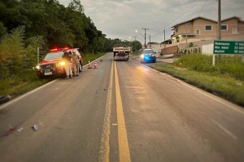 Motociclista fica em estado grave após colisão com carro, em Irati; motorista fugiu do local