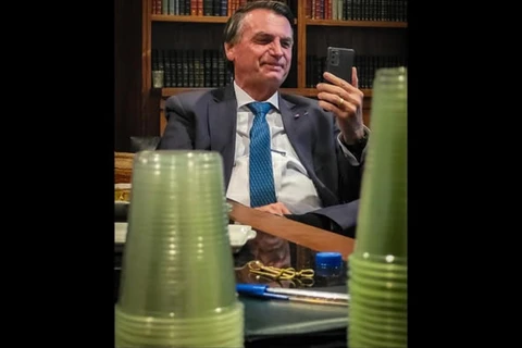 Internautas tentam decifrar 'foto' de Bolsonaro sorrindo; veja!