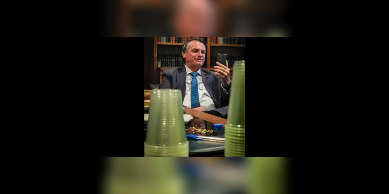 Internautas tentam decifrar 'foto' de Bolsonaro sorrindo; veja!