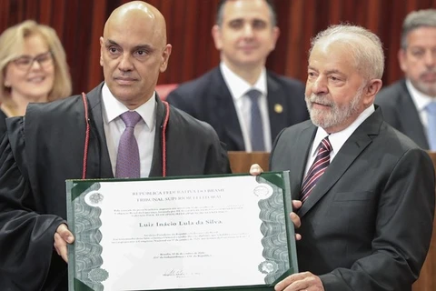 Lula e Alckmin são diplomados em cerimônia no TSE